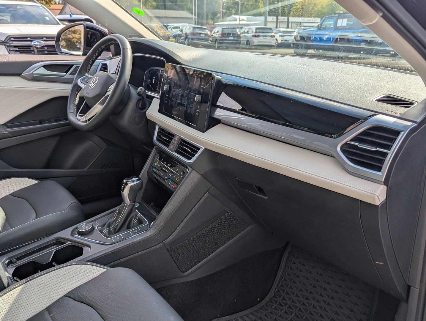 2025 Volkswagen Taos SEL 4MOTION