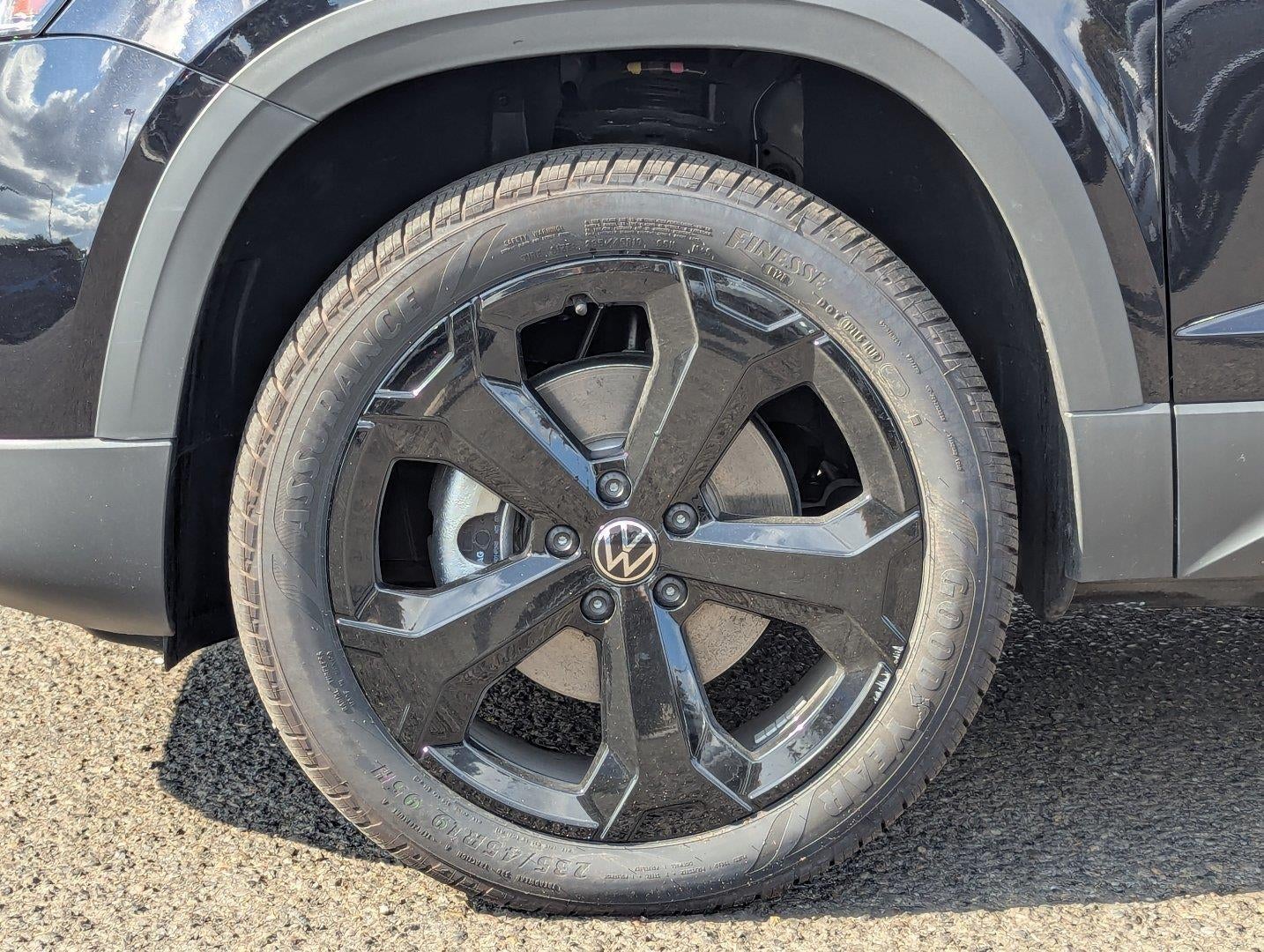 2025 Volkswagen Taos SEL 4MOTION