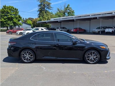 2022 Toyota Camry Hybrid XLE