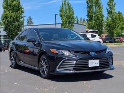 2022 Toyota Camry Hybrid XLE