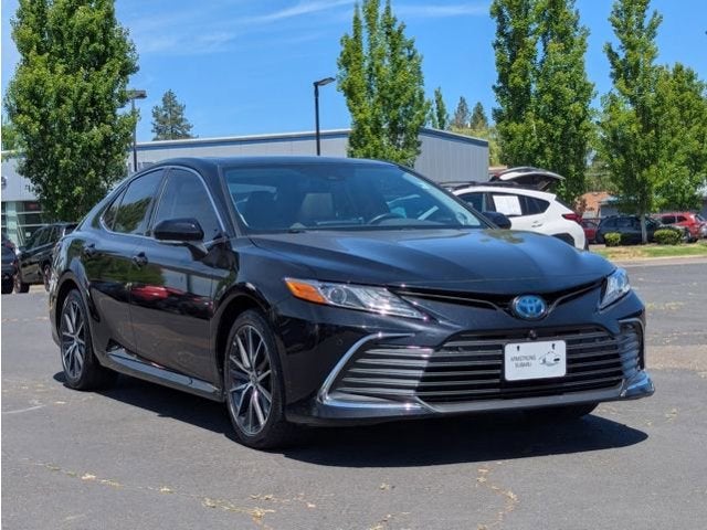 2022 Toyota Camry Hybrid XLE