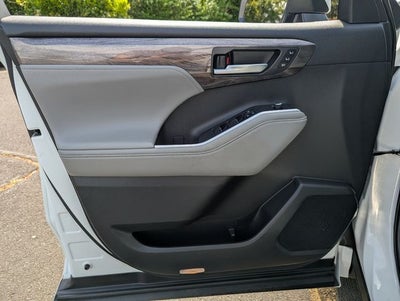 2024 Toyota Highlander Hybrid Platinum