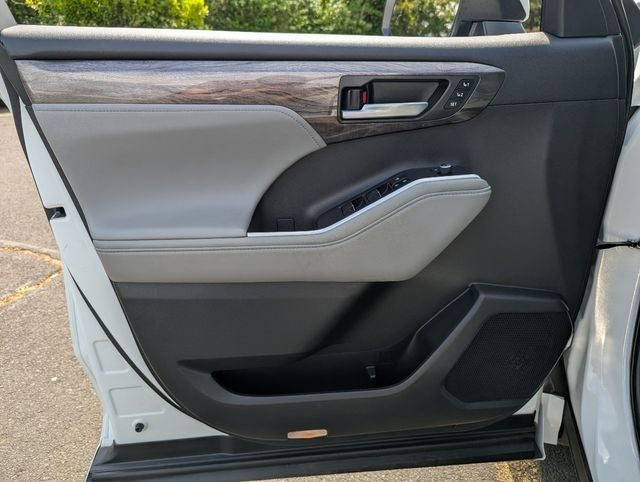 2024 Toyota Highlander Hybrid Platinum